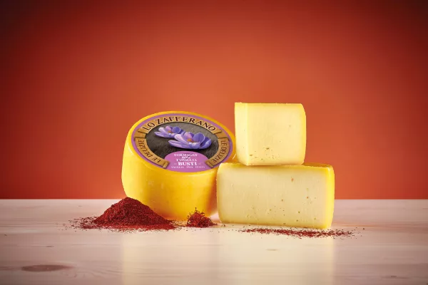 Morceaux de Pecorino au safran, délice italien aux nuances exotiques de la Toscane.