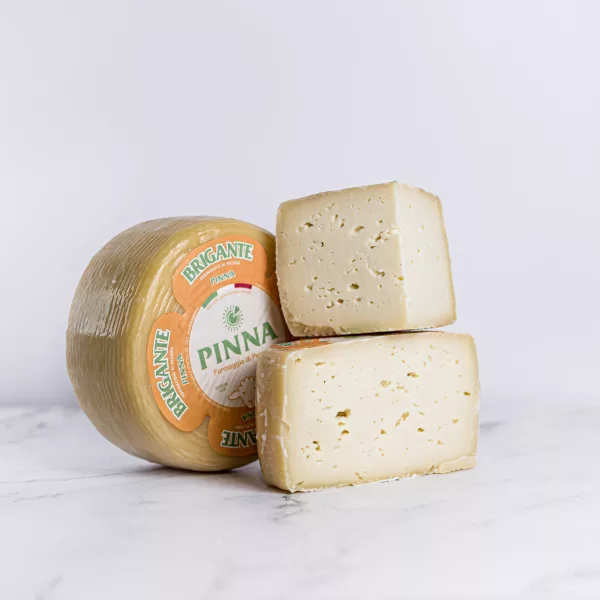 Fromage Brigante de Sardaigne sur une planche en bois, My Little Italy.