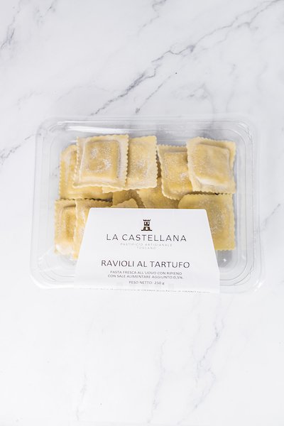 Ravioli frais garnis de truffe noire, emballage de 250g, spécialité toscane.