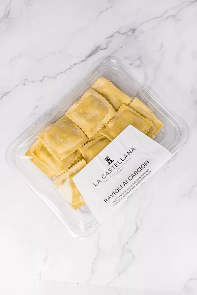 Ravioli freschi con carciofi, una specialità toscana.