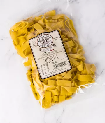 Frische Pappardelle-Nudeln, die an die Schönheit von Molise erinnern, 500g-Packung.