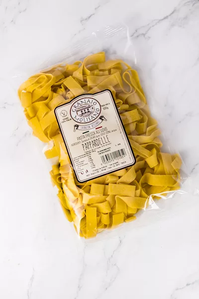 Frische Pappardelle-Nudeln, die an die Schönheit von Molise erinnern, 500g-Packung.