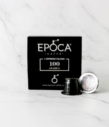Emballage et capsule de café Epoca Caffè 100 Arabica, torréfié en Italie, compatibles avec les machines Nespresso®, offrant un expresso italien authentique et riche en arômes, disponible chez My Little Italy.