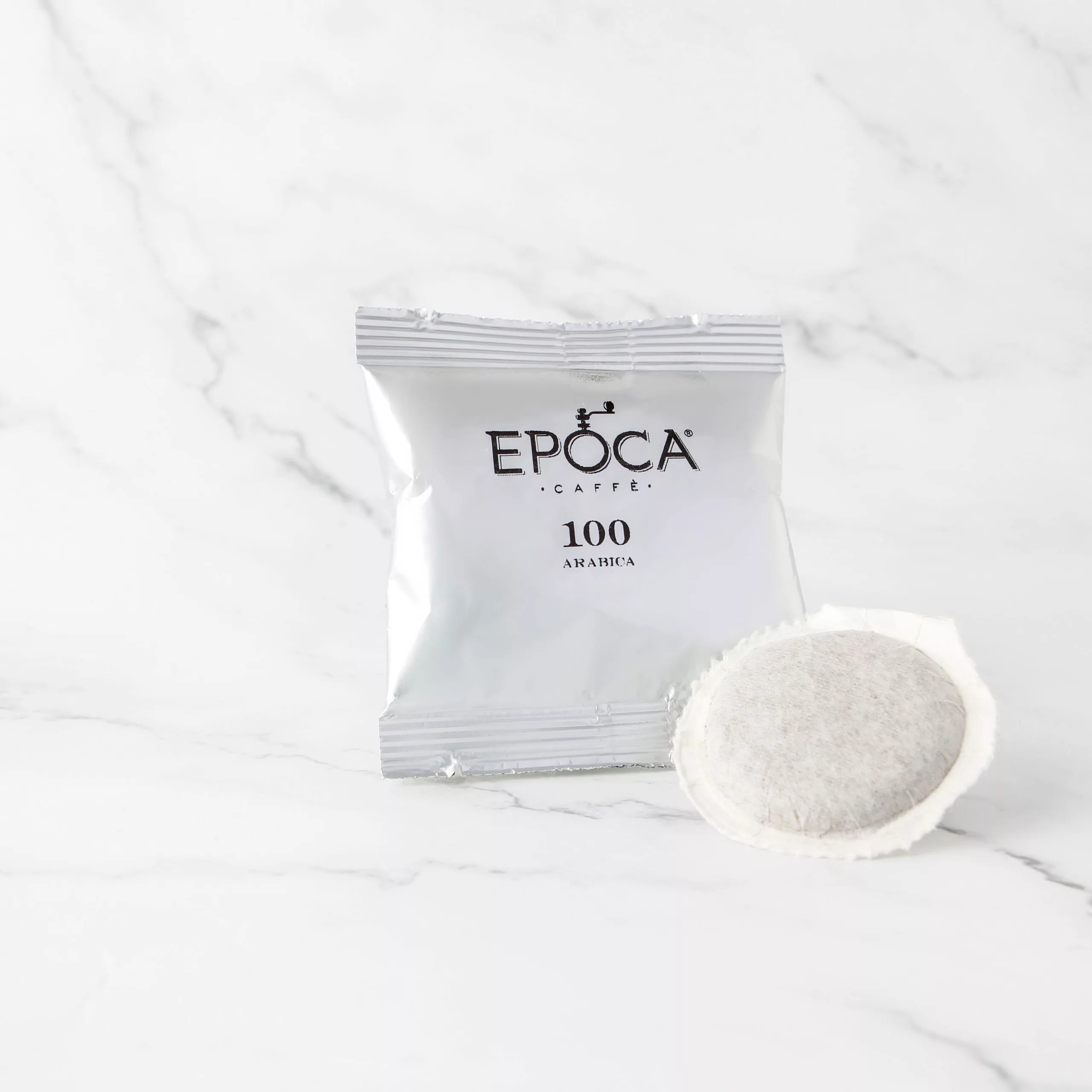 Dosettes de café Epoca Caffè 100 Arabica, torréfié en Italie, compatibles avec les machines ESE 44 mm, offrant un expresso italien puissant et raffiné, disponible chez My Little Italy.