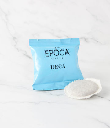 Dosettes de café Epoca Caffè Deca, torréfié en Italie, compatibles avec les machines ESE 44 mm, offrant un expresso décaféiné léger et aromatique, disponible chez My Little Italy.