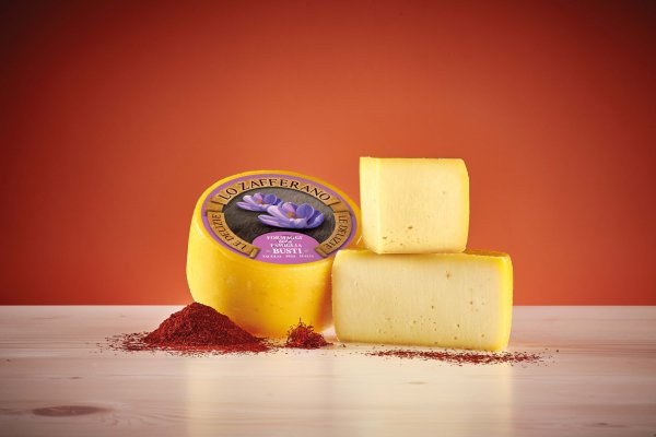 Morceaux de Pecorino au safran, délice italien aux nuances exotiques de la Toscane.