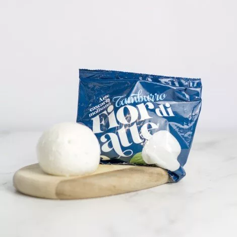 Frischer, cremiger Mozzarella fior di latte, eine italienische Spezialität von My Little Italy.