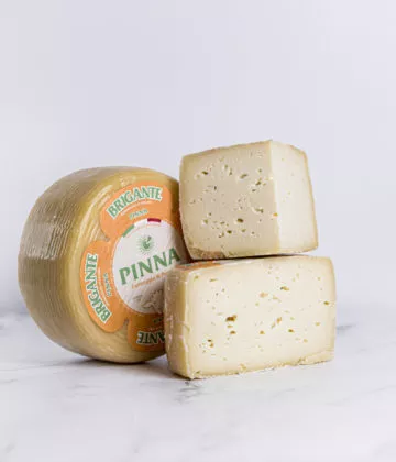 Fromage Brigante de Sardaigne sur une planche en bois, My Little Italy.