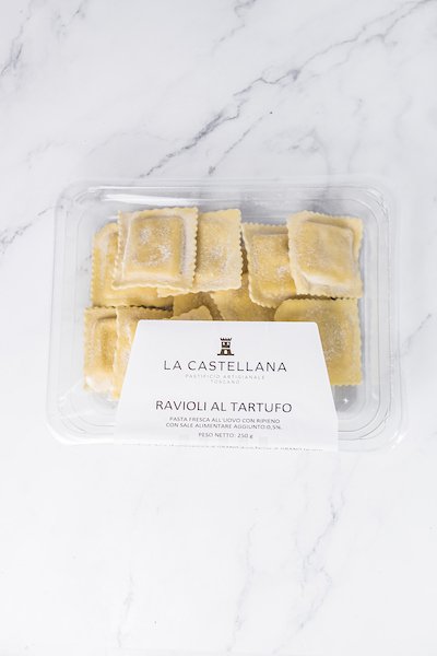 Ravioli freschi al tartufo nero, confezione da 250 g, specialità toscana.