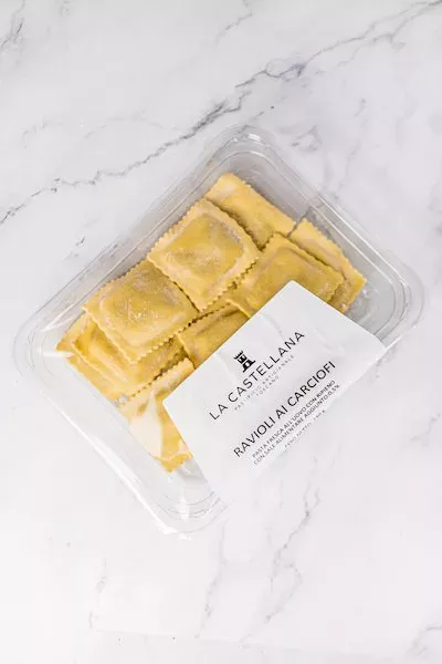 Frische Ravioli mit Artischocken, eine toskanische Spezialität.
