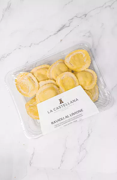 Ravioli con scorza di limone fresco, una specialità tradizionale toscana.
