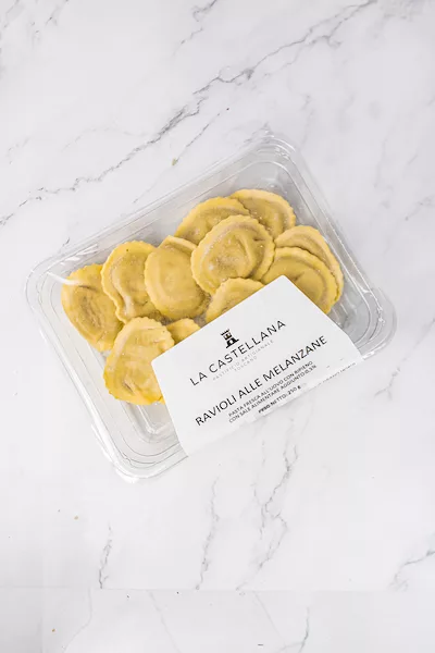Ravioli frais aux aubergines, une spécialité toscane artisanale.