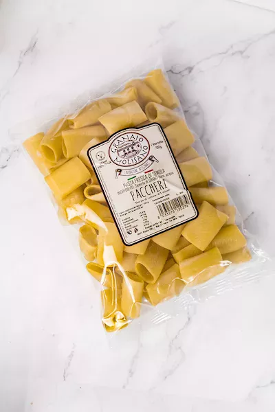 Frische Paccheri-Nudeln, die an die Schönheit von Molise erinnern, 500g-Packung.