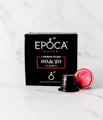 Emballage et capsule de café Epoca Caffè 80&20 Classico, torréfié en Italie, compatibles avec les machines Nespresso®, offrant un expresso italien authentique et riche en arômes, disponible chez My Little Italy.
