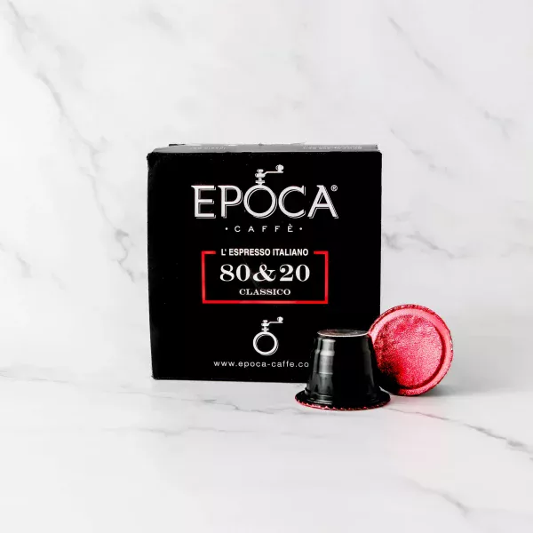 Emballage et capsule de café Epoca Caffè 80&20 Classico, torréfié en Italie, compatibles avec les machines Nespresso®, offrant un expresso italien authentique et riche en arômes, disponible chez My Little Italy.