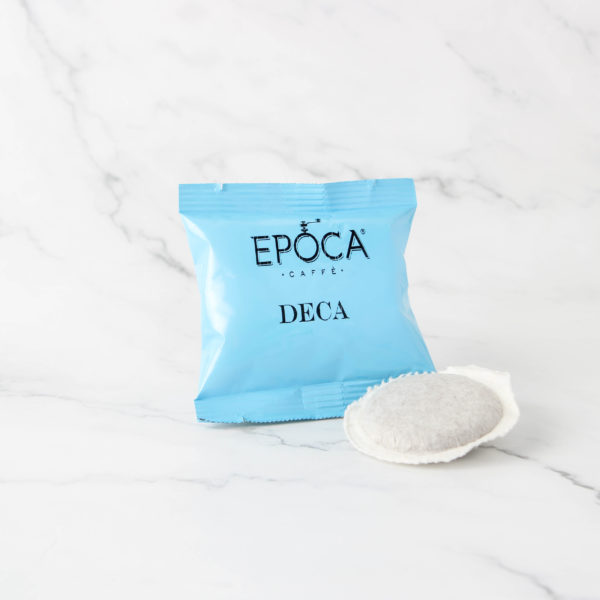 Dosettes de café Epoca Caffè Deca, torréfié en Italie, compatibles avec les machines ESE 44 mm, offrant un expresso décaféiné léger et aromatique, disponible chez My Little Italy.