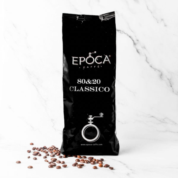 Grains de café Epoca Caffè 80&20 Classico 1kg, mélange raffiné d'arabicas sud-américains et de robusta, pour un expresso italien traditionnel, disponible chez My Little Italy.