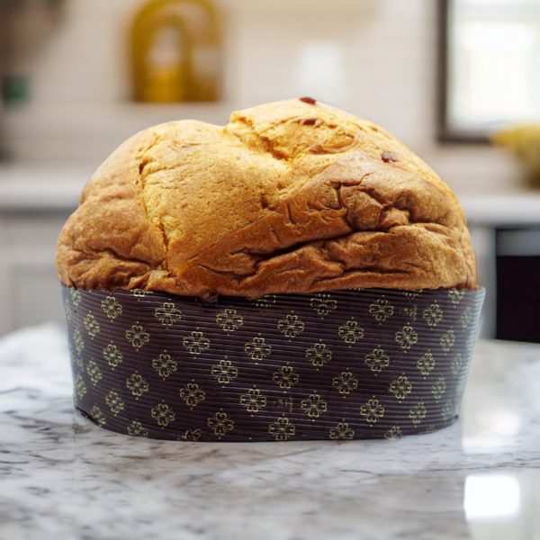 Panettone Abricot du Vésuve et Vanille posé sur une table en Marbre. Disponible sur My Little Italy.