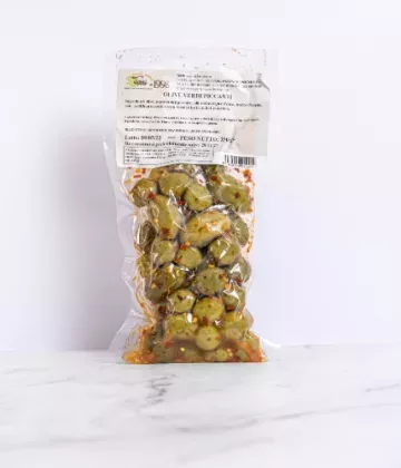 Paquet scellé de 250g d'olives vertes piquantes, prêtes à être dégustées ou ajoutées à vos recettes préférées.