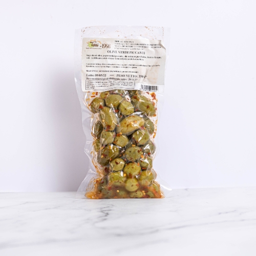 Paquet scellé de 250g d'olives vertes piquantes, prêtes à être dégustées ou ajoutées à vos recettes préférées.