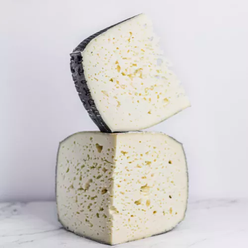 Fromage Asiago, doux et délicat, en vente sur My Little Italy, l'épicerie italienne en ligne.