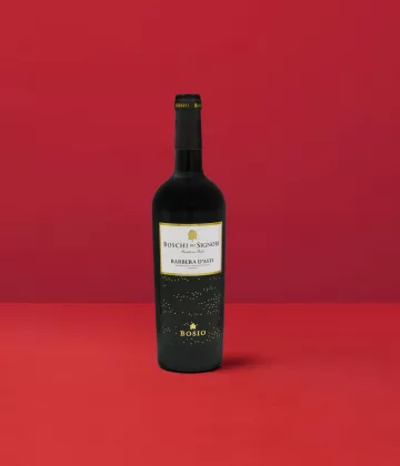 Bouteille de Barbera d'Asti Bosio DOCG sur un fond rouge vif