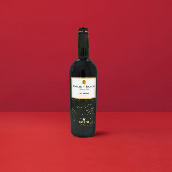 Bouteille de Barolo Bosio DOCG sur fond rouge, capturant l'essence du vin des rois