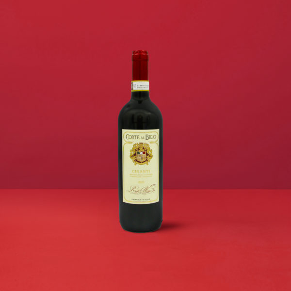 Bouteille de Chianti Corte al Bigio DOCG avec une étiquette classique sur un fond rouge éclatant