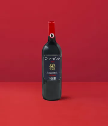 Élégante bouteille de Chianti Classico Riserva Vignole DOCG sur un fond rouge vibrant