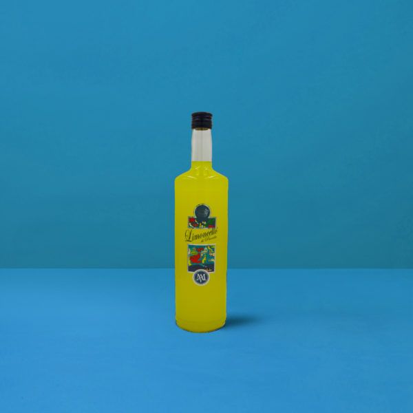 Bouteille (1 litre) de Limoncello di Procida brillant d'un jaune intense sur fond bleu, évoquant les chauds rayons du soleil de l'île de Procida.