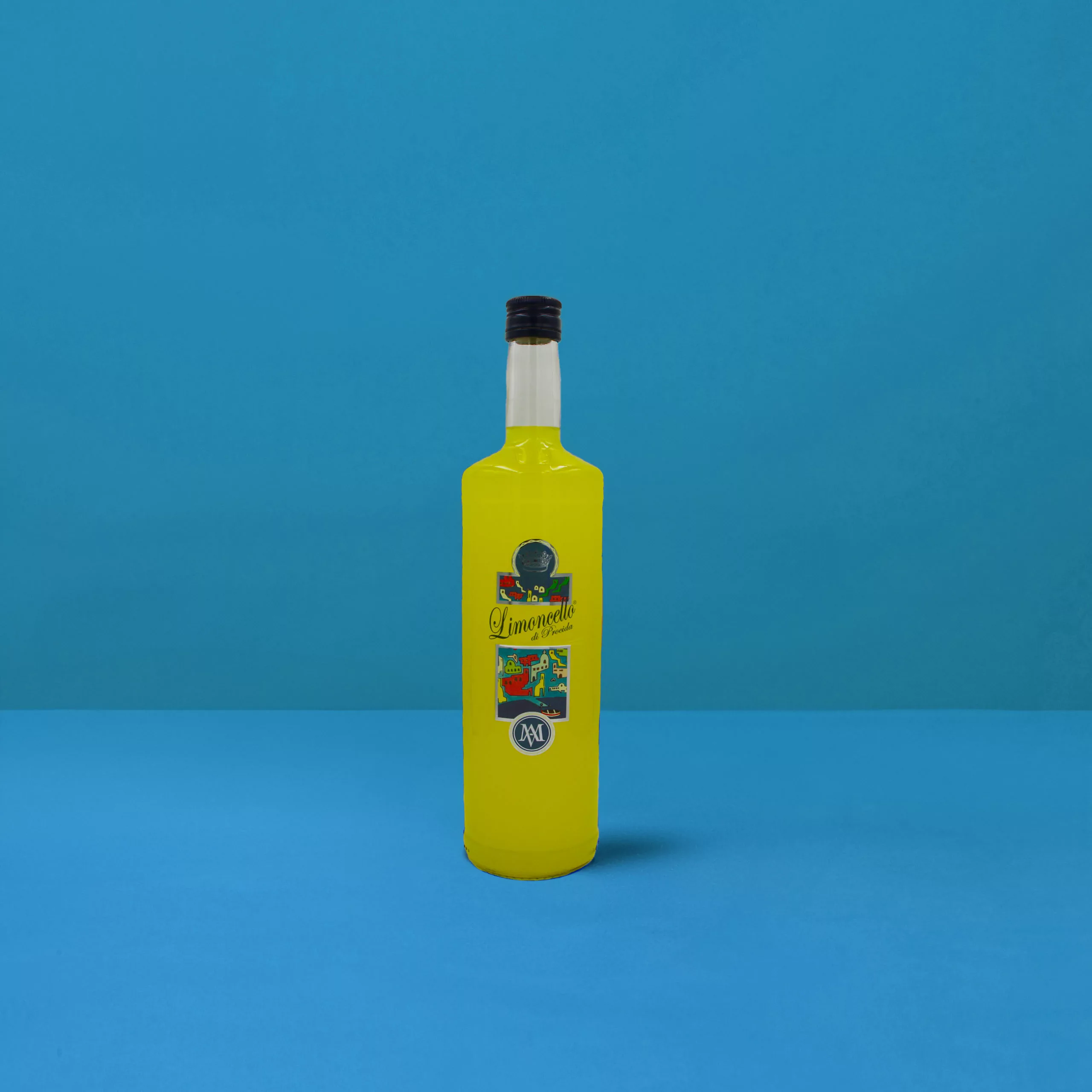 Bouteille (1 litre) de Limoncello di Procida brillant d'un jaune intense sur fond bleu, évoquant les chauds rayons du soleil de l'île de Procida.