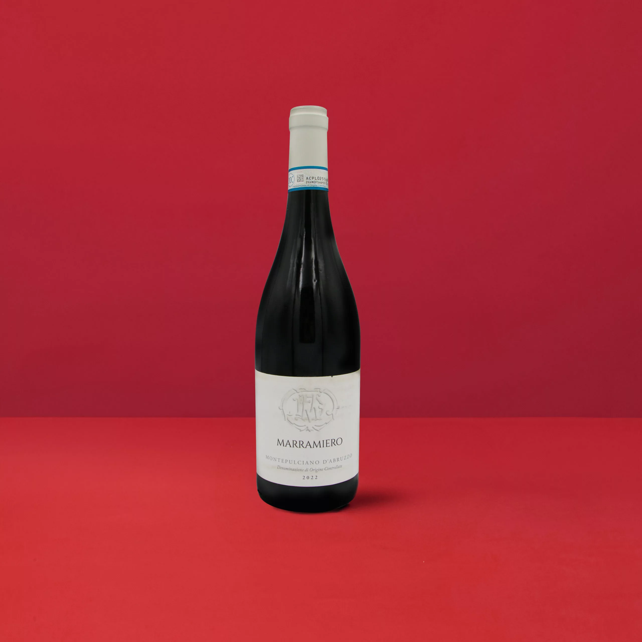 Bouteille de Montepulciano d'Abruzzo Marramiero DOP sur un fond rouge élégant
