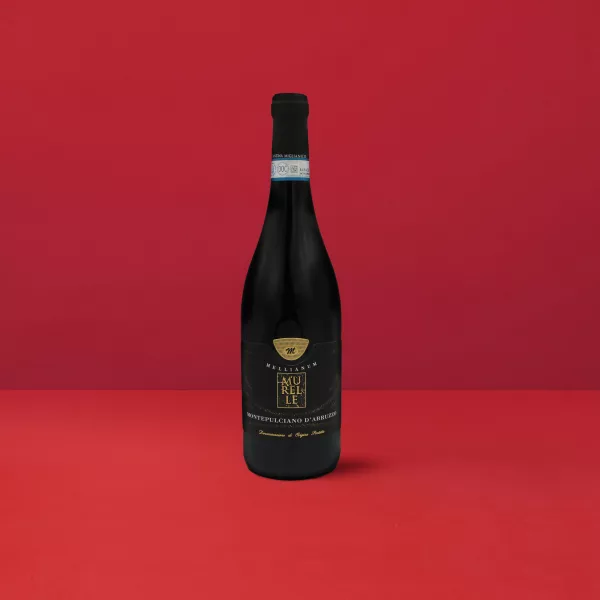 Montepulciano d&#039;Abruzzo Murelle DOP-Flasche auf rotem Hintergrund, Verkörperung des Reichtums von Abruzzo