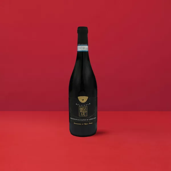 Bouteille de Montepulciano d'Abruzzo Murelle DOP sur fond rouge, incarnation de la richesse de l'Abruzzo