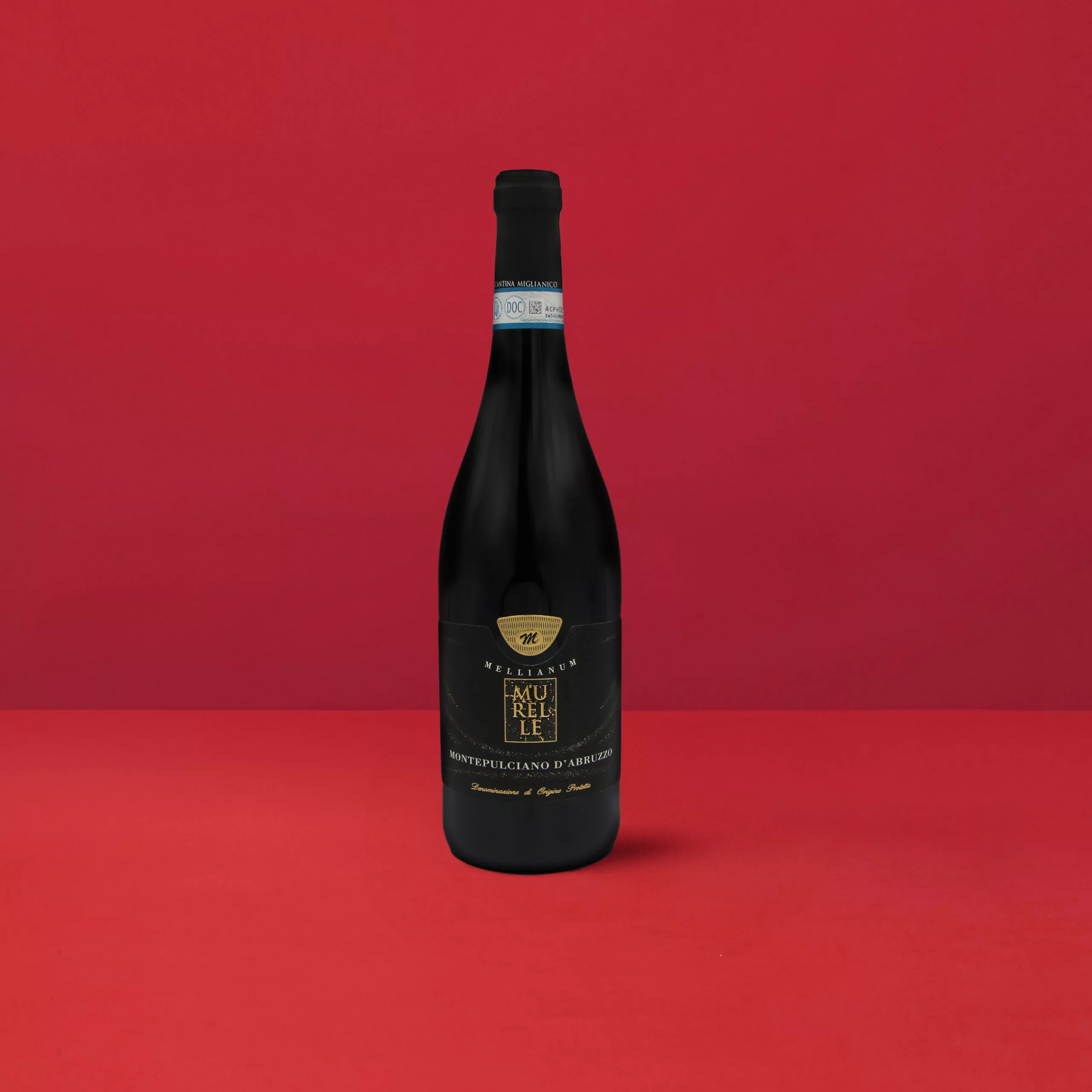 Montepulciano d'Abruzzo Murelle DOP-Flasche auf rotem Hintergrund, Verkörperung des Reichtums von Abruzzo