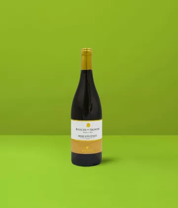 Flasche Moscato d'Asti Bosio DOCG auf grünem Hintergrund, ein Symbol für die Süße und Feierlichkeit Italiens.