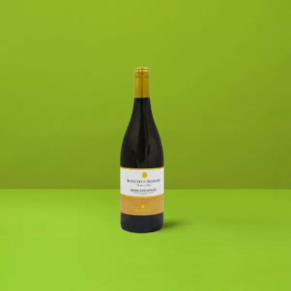 Bottiglia di Moscato d&#039;Asti Bosio DOCG su sfondo verde, simbolo della dolcezza e della festa italiana.