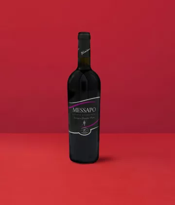 Bottiglia di Salento Negroamaro Messapo IGT, che esalta il colore rosso rubino e le sfumature dei vini salentini.