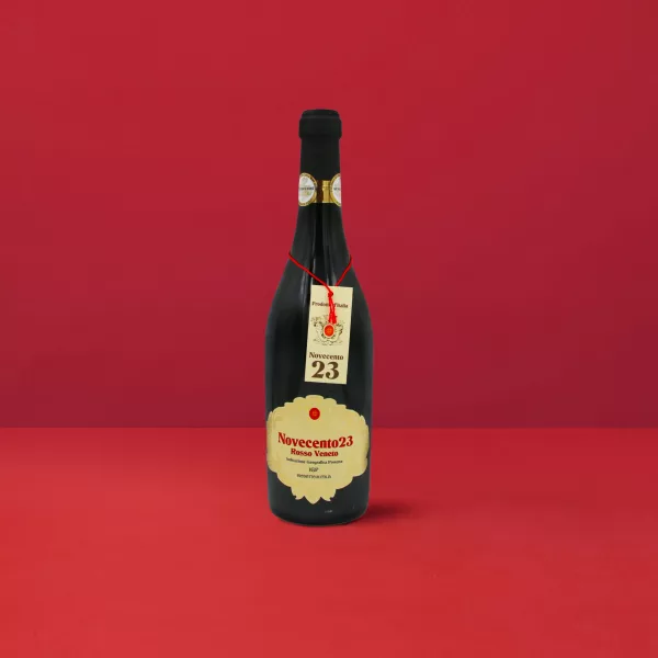 Bouteille de Novencento 23 Rosso Veneto IGP sur fond rouge