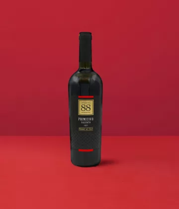 Bottiglia di Ottantotto 88 Primitivo Salento IGT dal colore rosso intenso con riflessi, simbolo di un vino ricco e speziato.