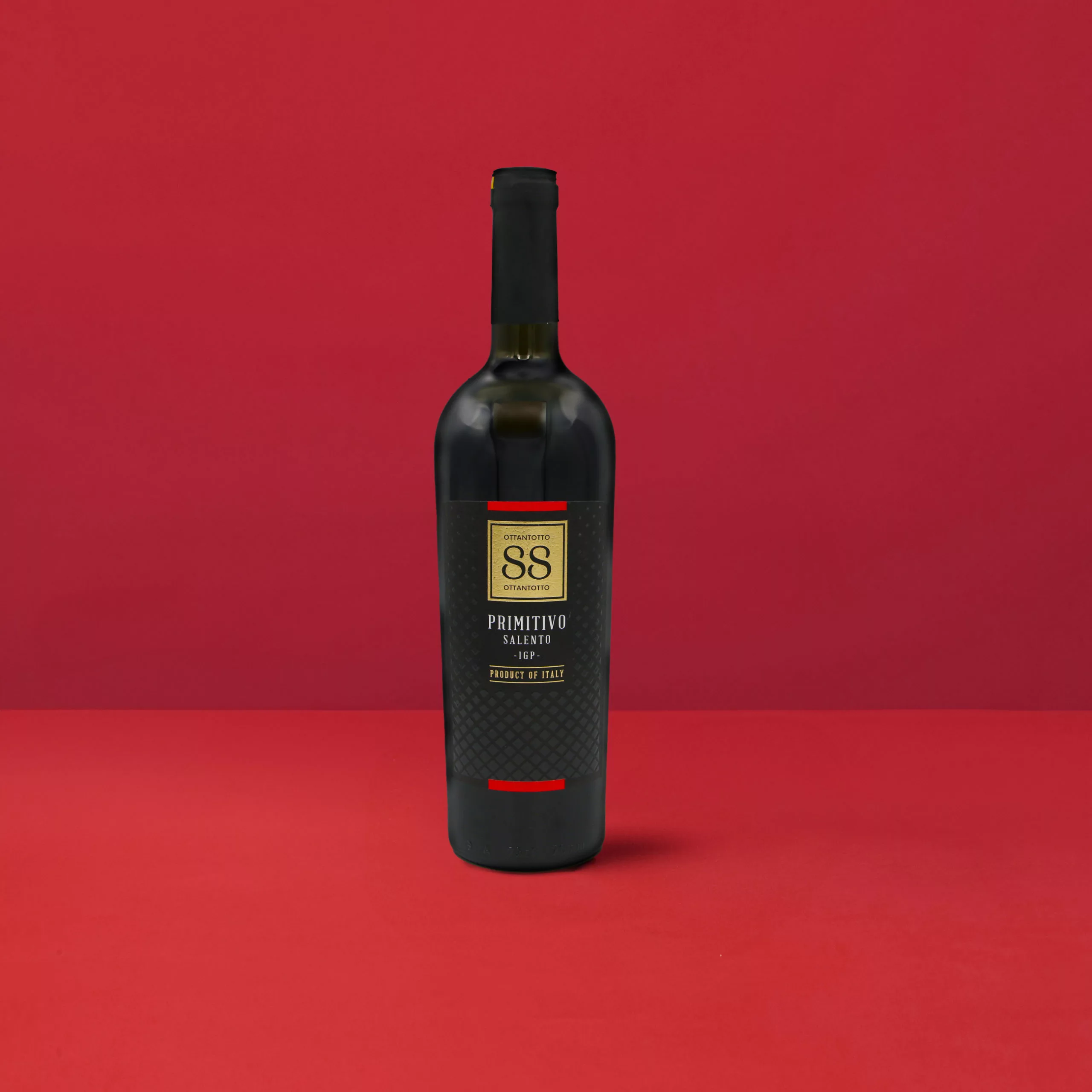 Bouteille de Ottantotto 88 Primitivo Salento IGT avec sa couleur rouge profonde et reflets, symbole d'un vin riche et épicé.