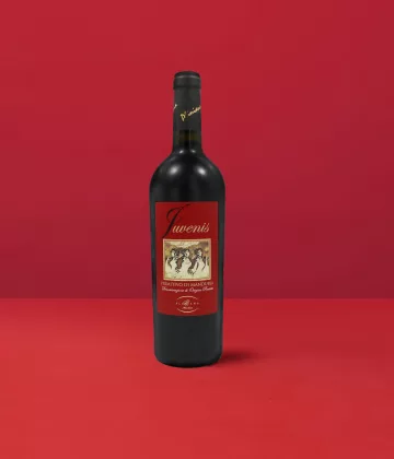 Flasche Primitivo di Manduria Juvenis DOP, die das intensive Rubinrot und die Vitalität des Weins aus Manduria zum Ausdruck bringt.