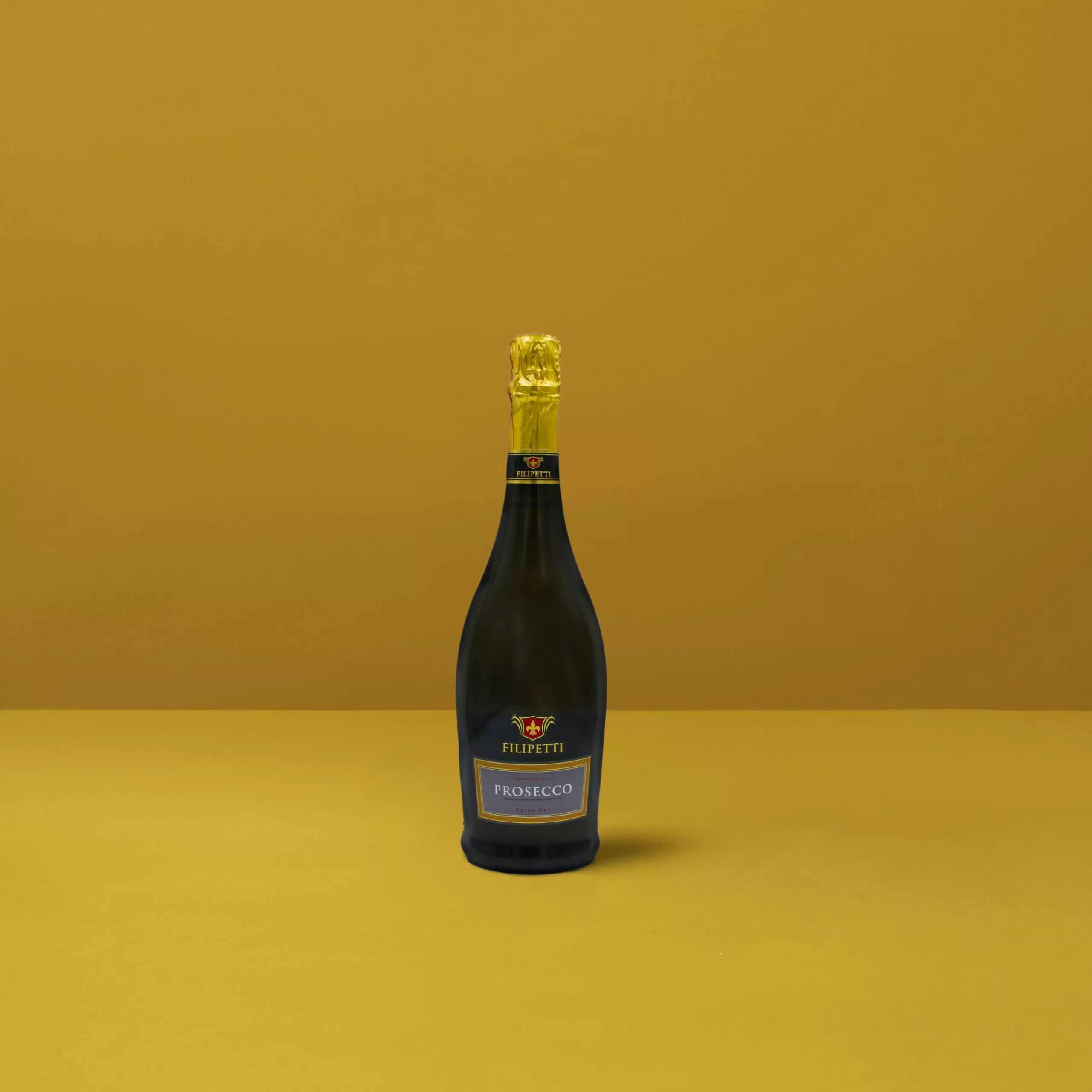Bouteille de Prosecco Extra Dry Filipetti sur fond jaune, symbole de finesse et de célébration italienne.