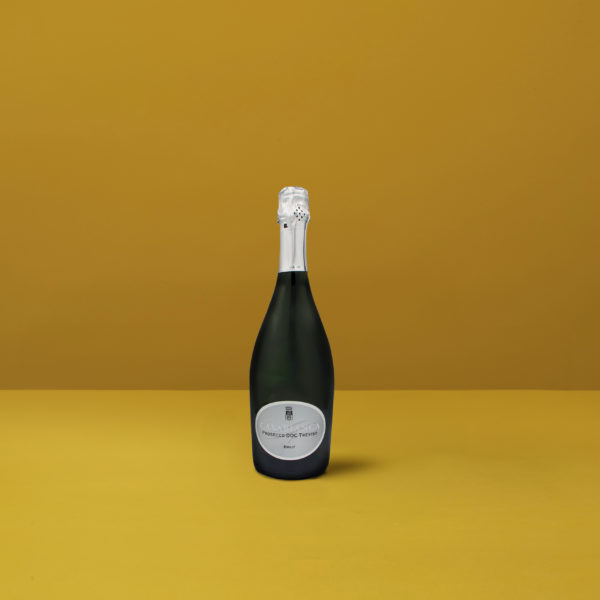 Une bouteille lumineuse de Prosecco Brut Treviso Casabianca DOCG sur fond jaune, incarnant la fraîcheur et l'élégance du vin mousseux italien.