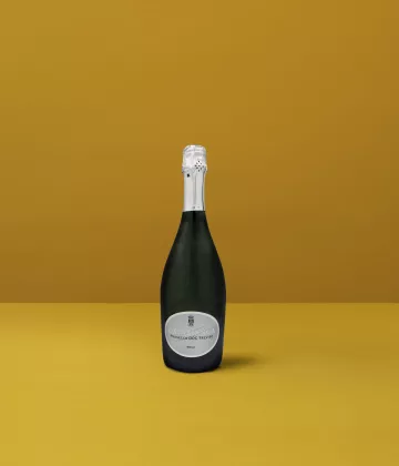 Una luminosa bottiglia di Prosecco Brut Treviso Casabianca DOCG su sfondo giallo, che incarna la freschezza e l'eleganza dello spumante italiano.
