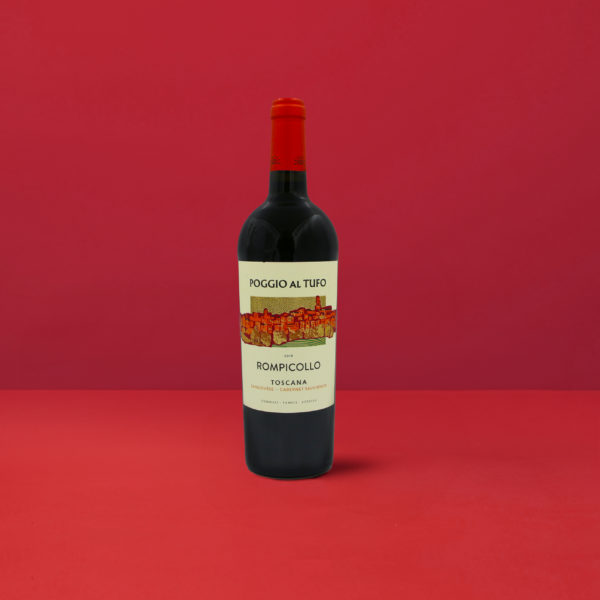 Bouteille de Poggio al Tufo - Rompicollo Tommasi IGT sur fond rouge, symbole de qualité toscane