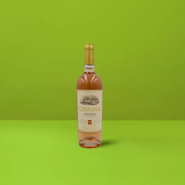 Una raffinata bottiglia di Toscana Rosato Cemina IGT, che riflette la tonalità rosa pallido e la limpidezza minerale del vino.