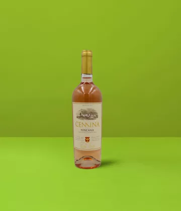 Una raffinata bottiglia di Toscana Rosato Cemina IGT, che riflette la tonalità rosa pallido e la limpidezza minerale del vino.
