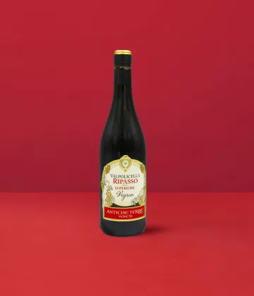 Valpolicella Ripasso Superiore Antiche Terre DOC Flasche auf rotem Hintergrund uni