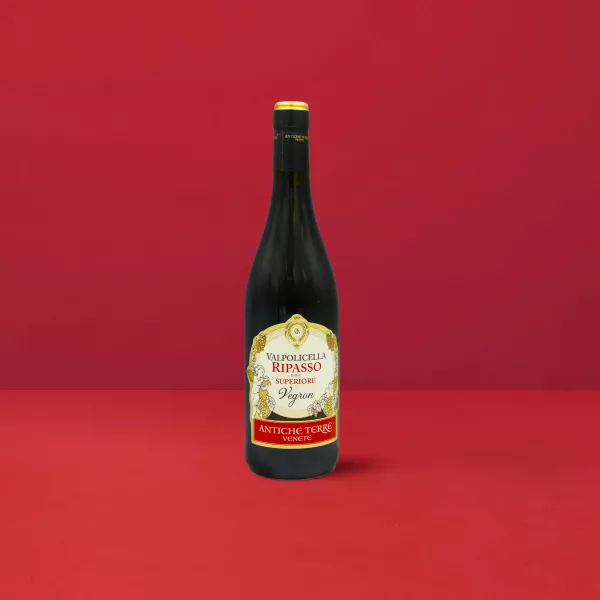 Valpolicella Ripasso Superiore Antiche Terre DOC Flasche auf rotem Hintergrund uni